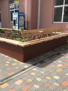 Лавочки и цветники: сделано
