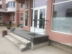 Установка перил и укладка напольной плитки (4-я парадная) 