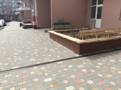 Скамейки, цветники