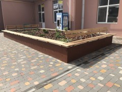 Скамейки, цветники